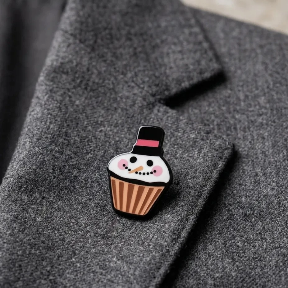 Kardan Adam Cupcake Pin