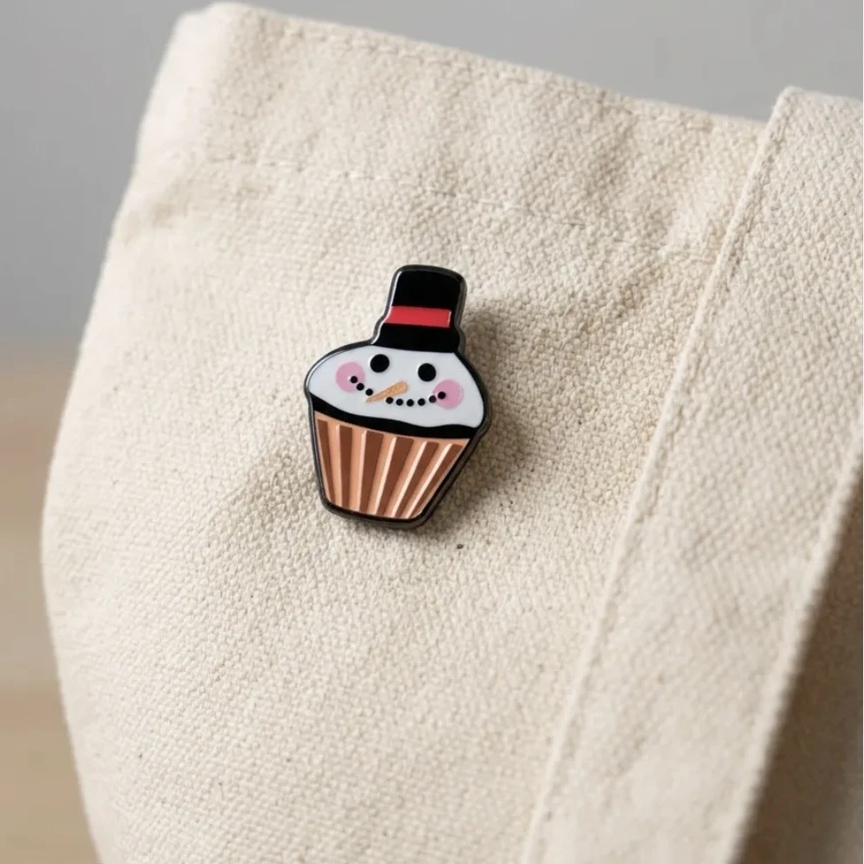 Kardan Adam Cupcake Pin