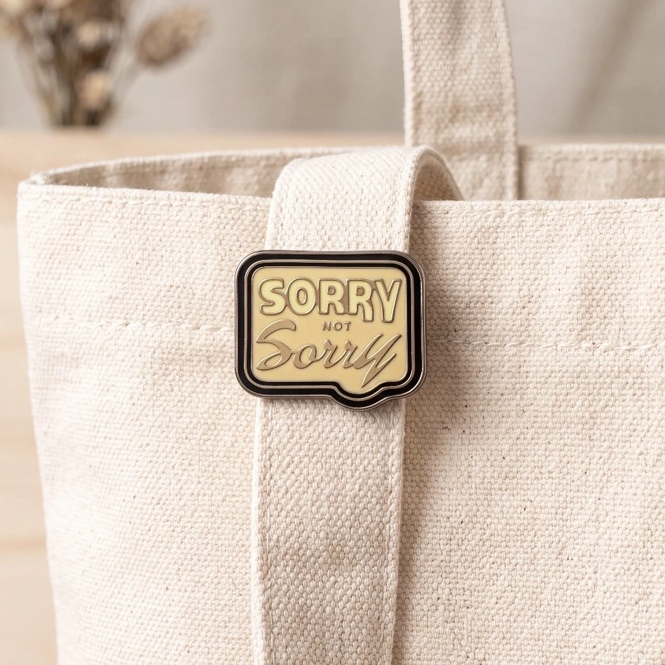 ’’Sorry Not Sorry’’ Yazılı Pin